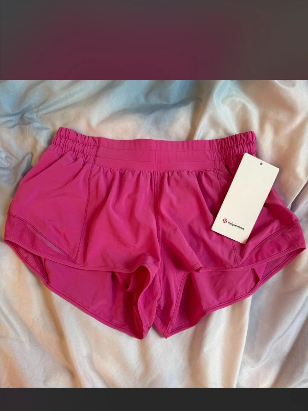lululemon sonic pink low rise 2.5 in hotty hot shorts